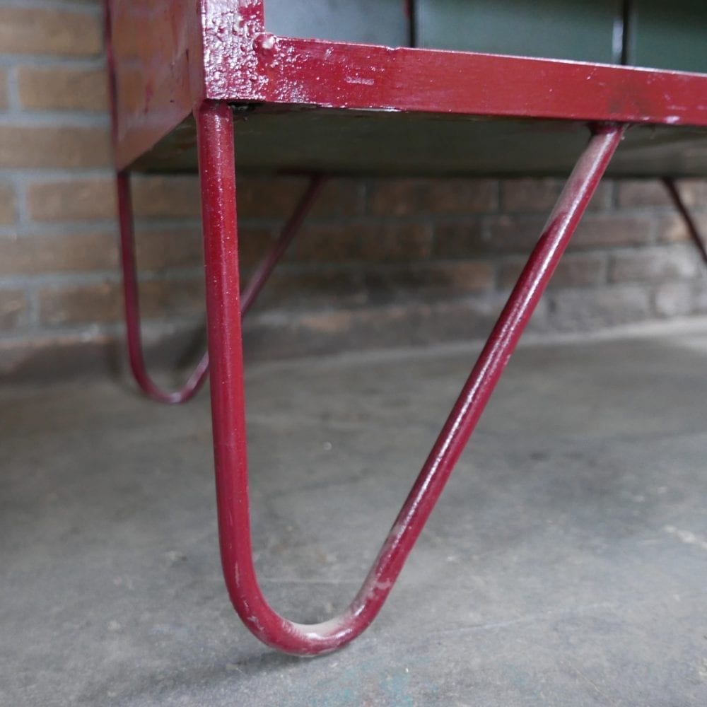 Rode open metalen kast