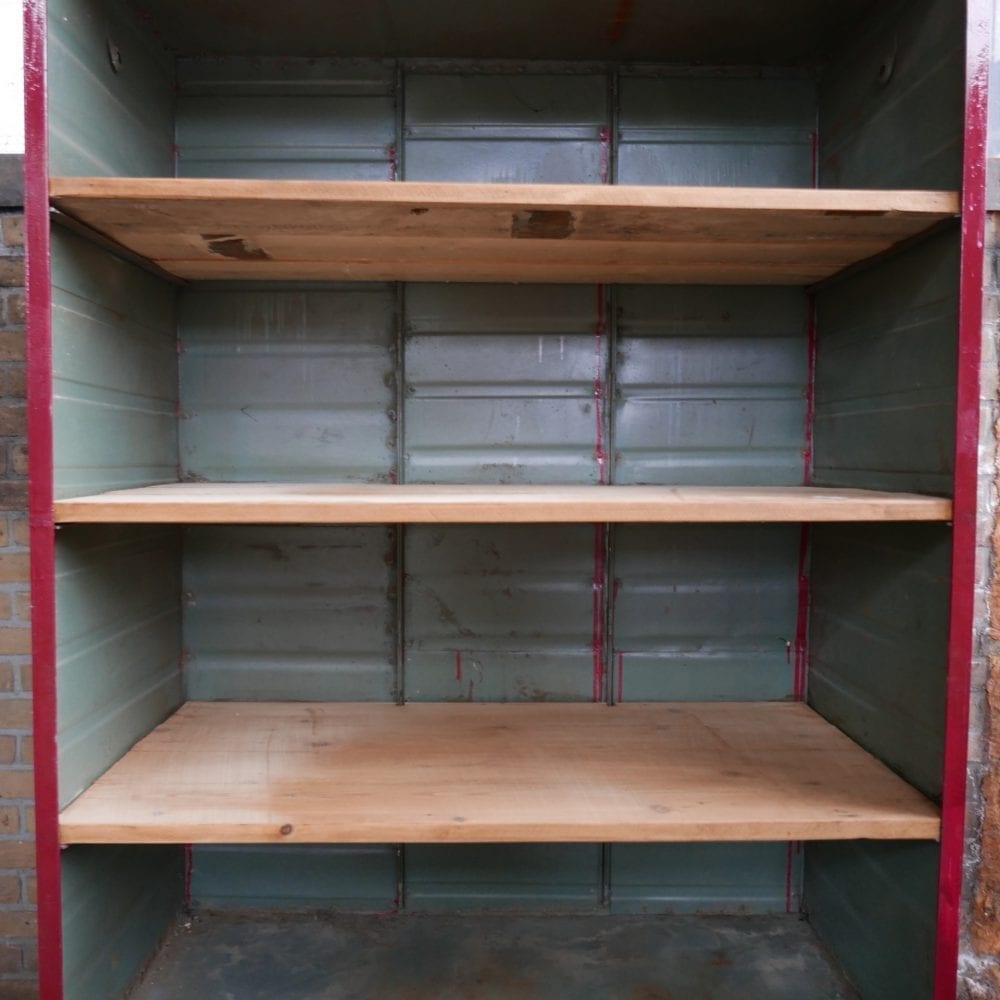 Rode open metalen kast