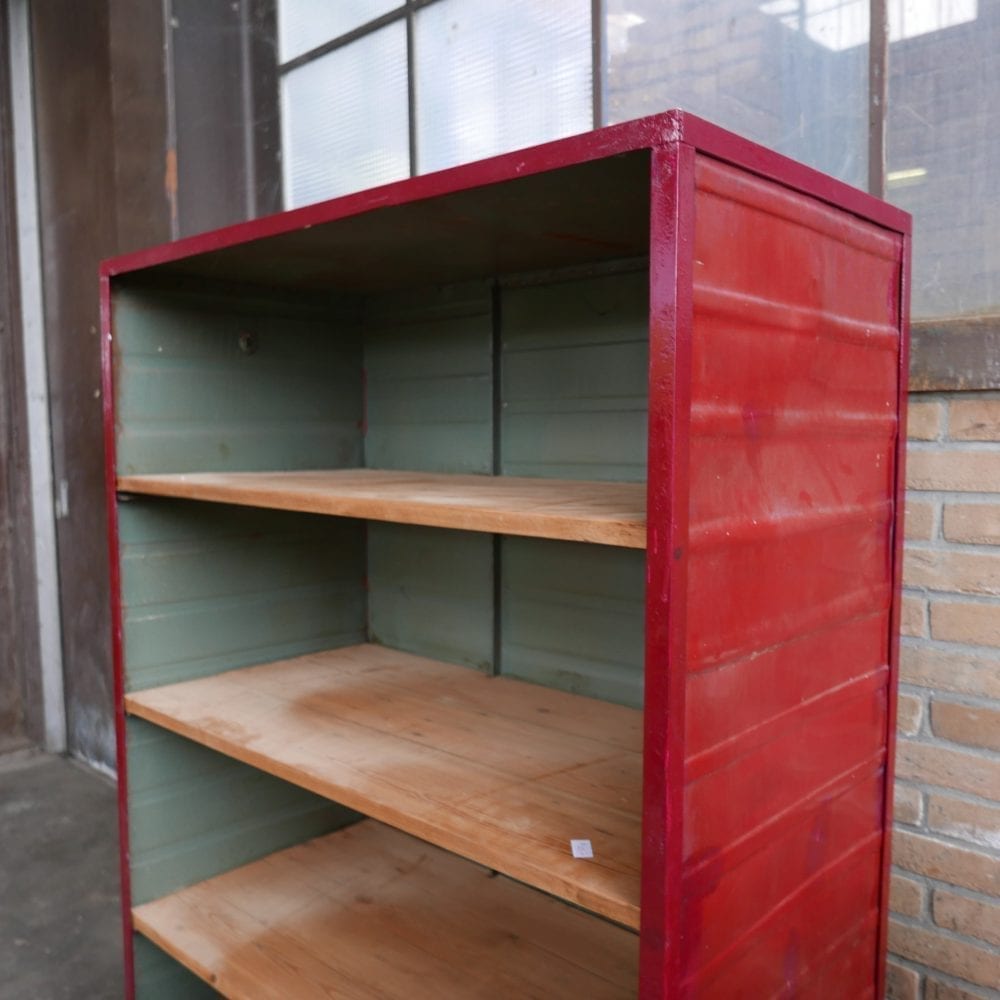 Rode open metalen kast