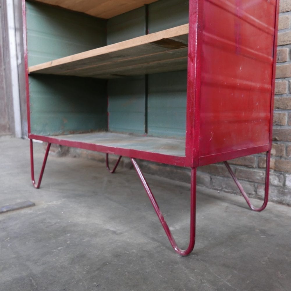 Rode open metalen kast