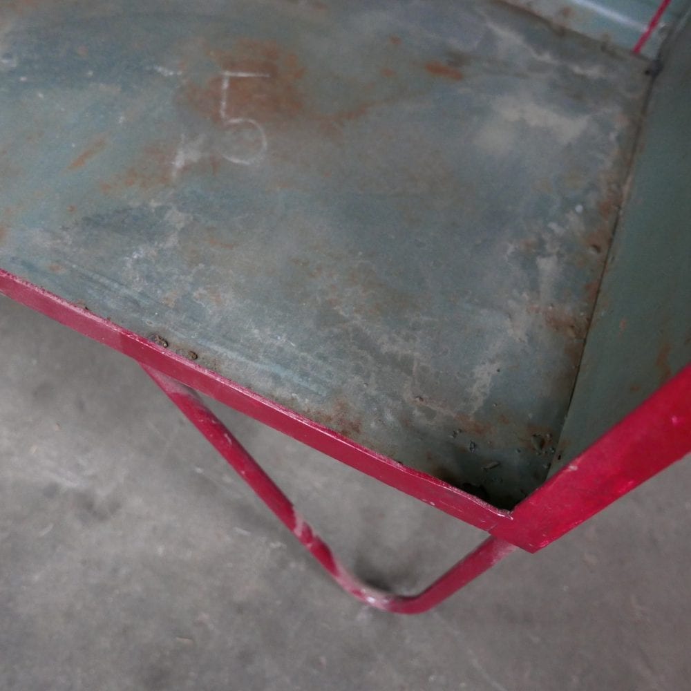 Rode open metalen kast