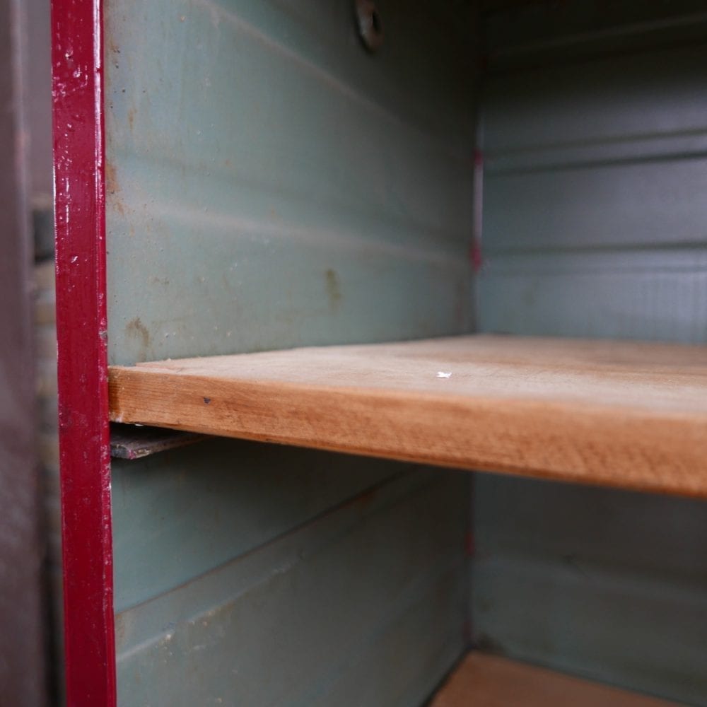 Rode open metalen kast