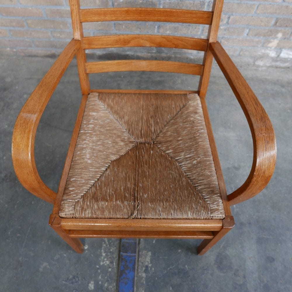 Houten fauteuil met rieten zitting