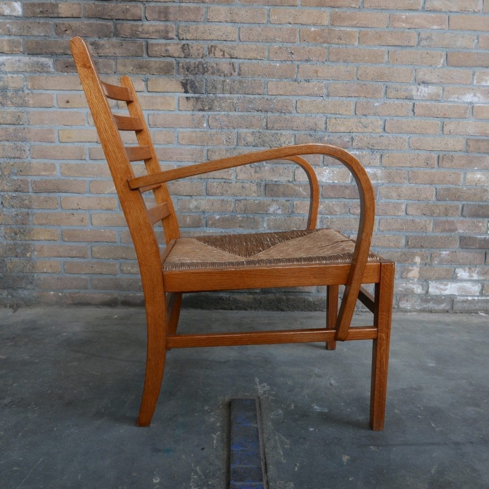 Houten fauteuil met rieten zitting