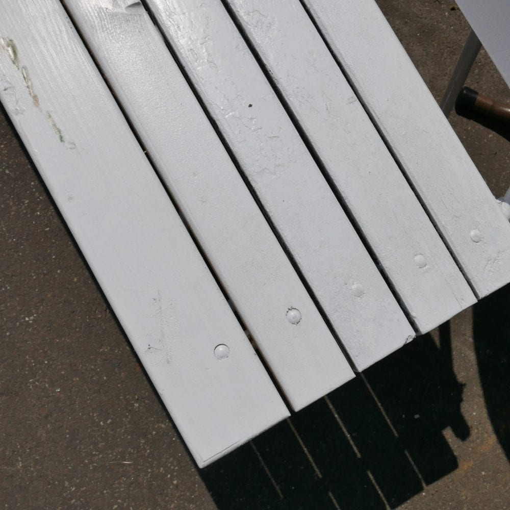 Witte metalen houten tuinbank
