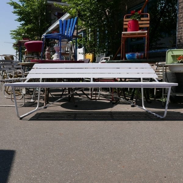 Witte metalen houten tuinbank