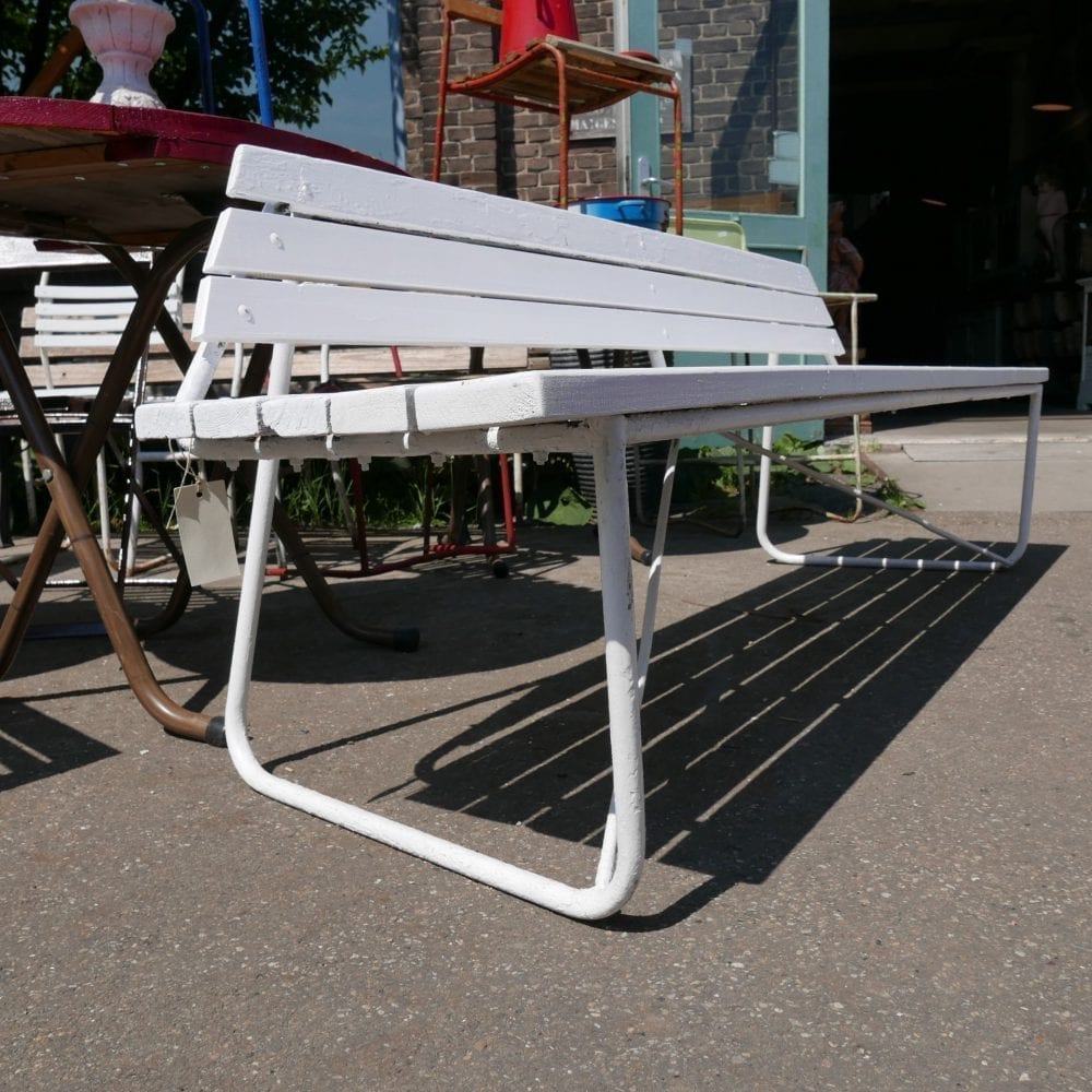 Witte metalen houten tuinbank