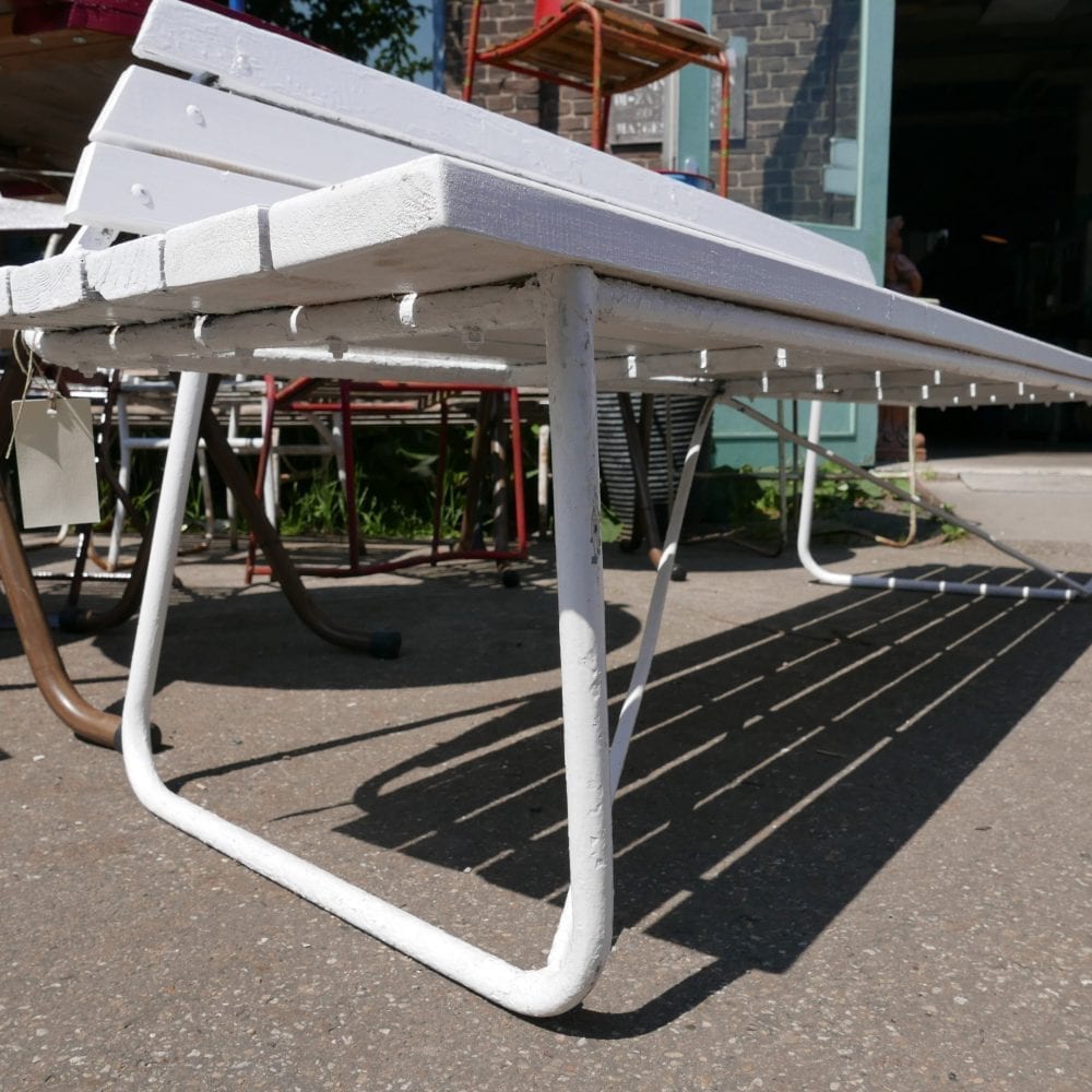 Witte metalen houten tuinbank