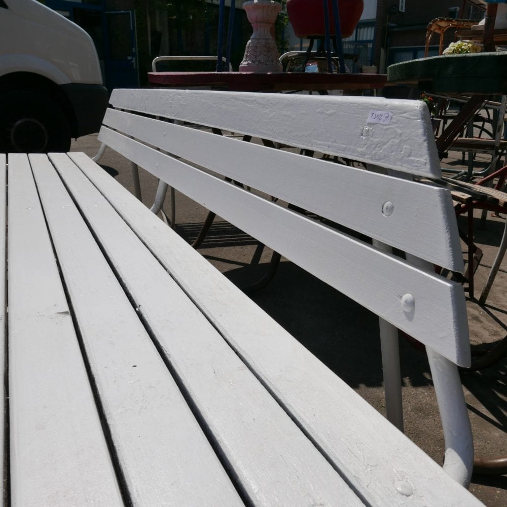 Witte metalen houten tuinbank