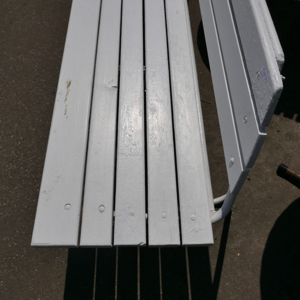 Witte metalen houten tuinbank