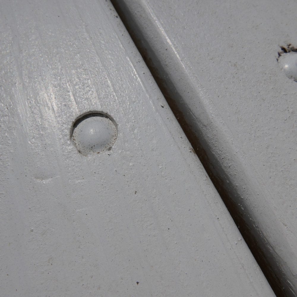 Witte metalen houten tuinbank