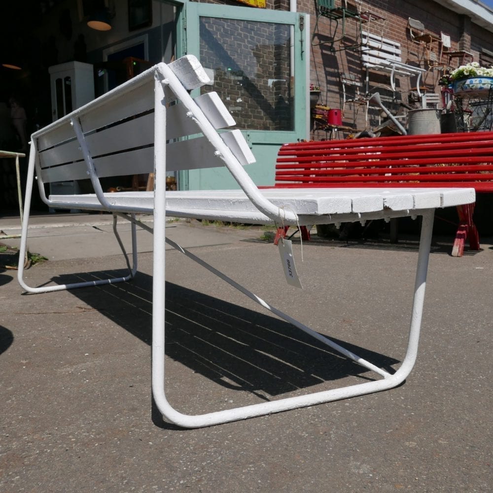 Witte metalen houten tuinbank