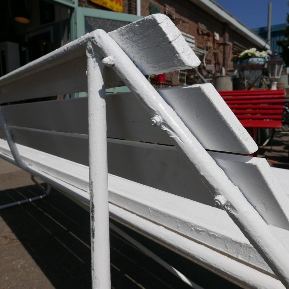 Witte metalen houten tuinbank
