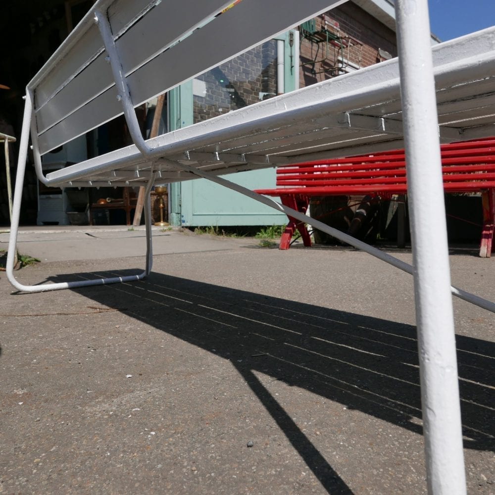 Witte metalen houten tuinbank