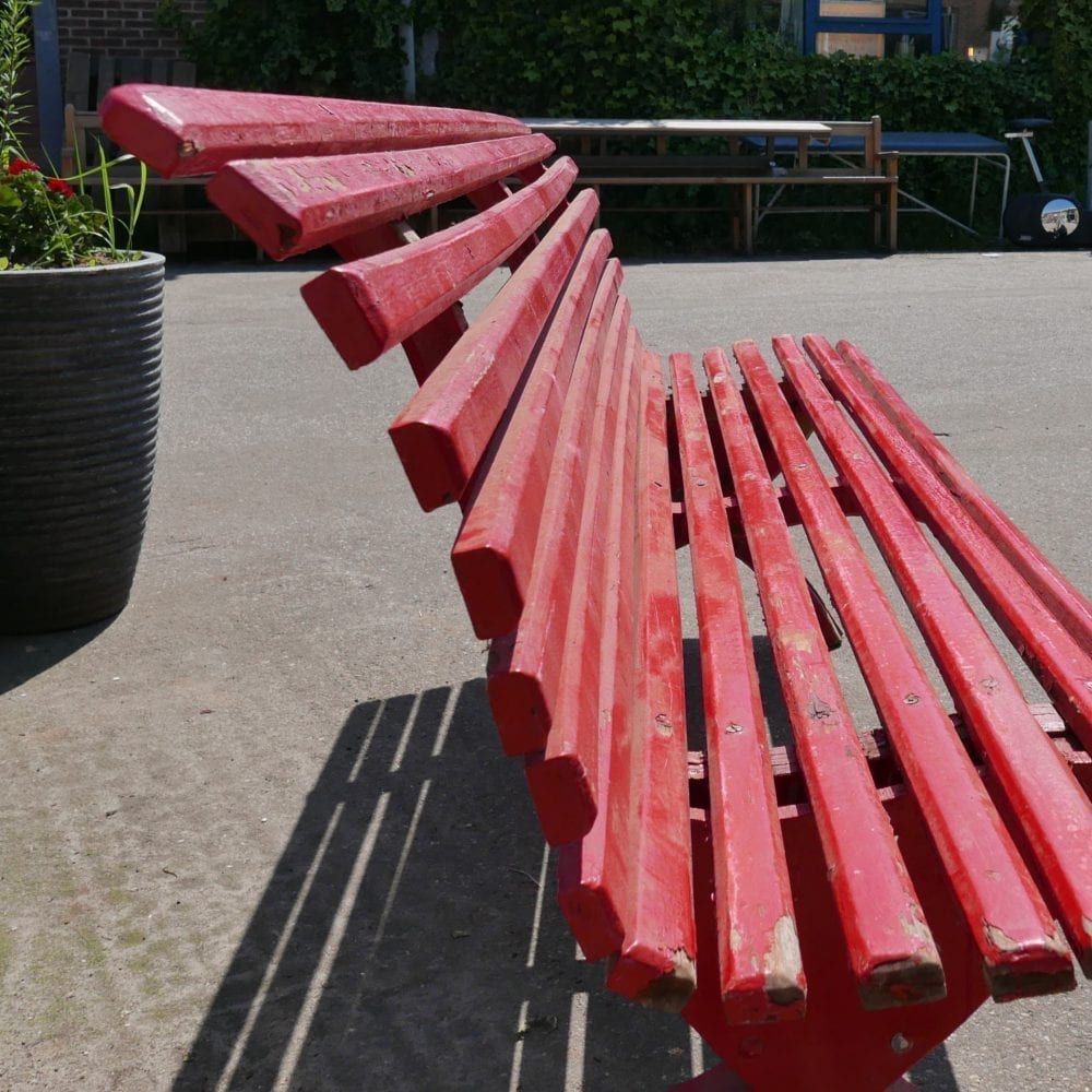 Rode houten latten tuinbank