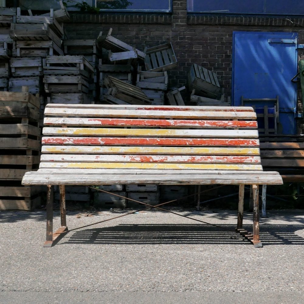 Rood-gele tuinbank met metalen frame