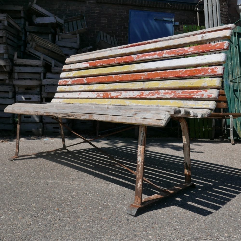 Rood-gele tuinbank met metalen frame