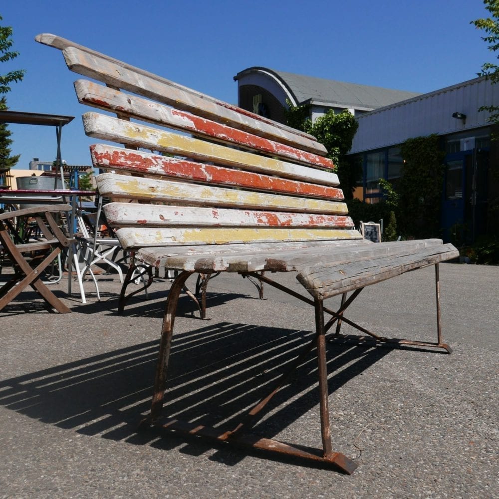 Rood-gele tuinbank met metalen frame