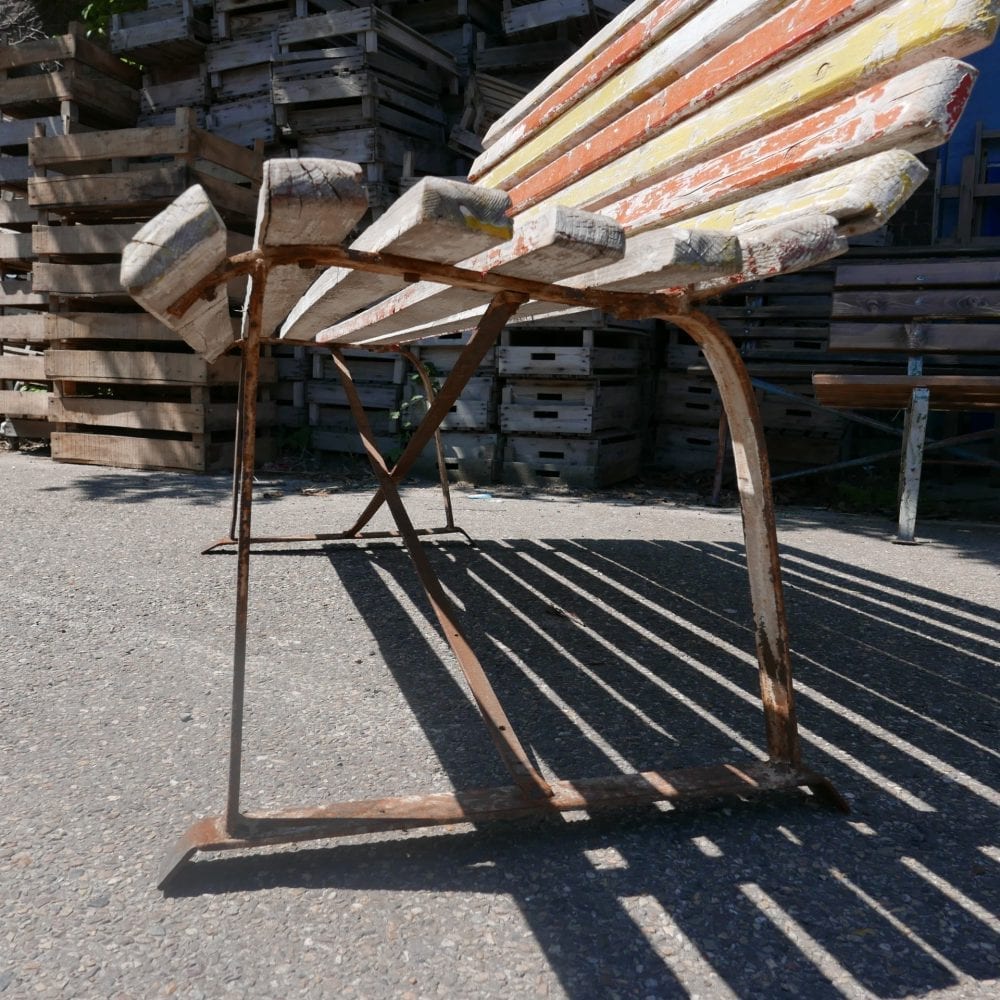 Rood-gele tuinbank met metalen frame