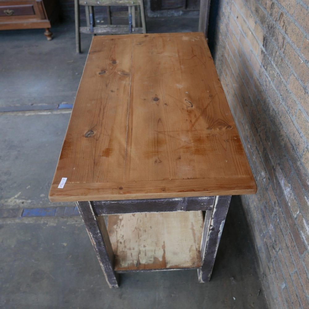 bruine tafel met onderblad