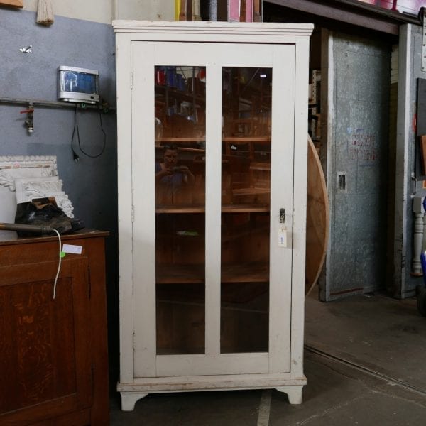 Witte houten vitrinekast