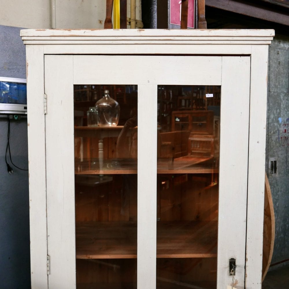 Witte houten vitrinekast