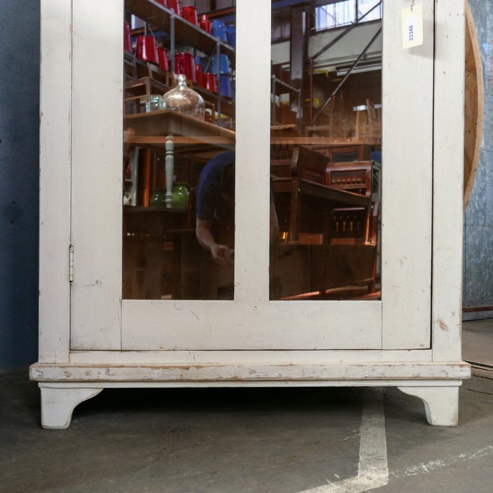 Witte houten vitrinekast