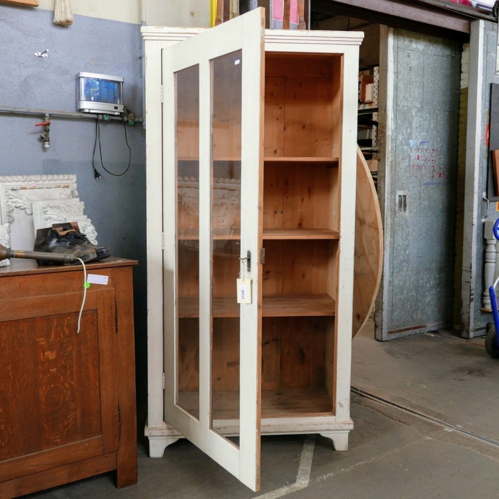 Witte houten vitrinekast