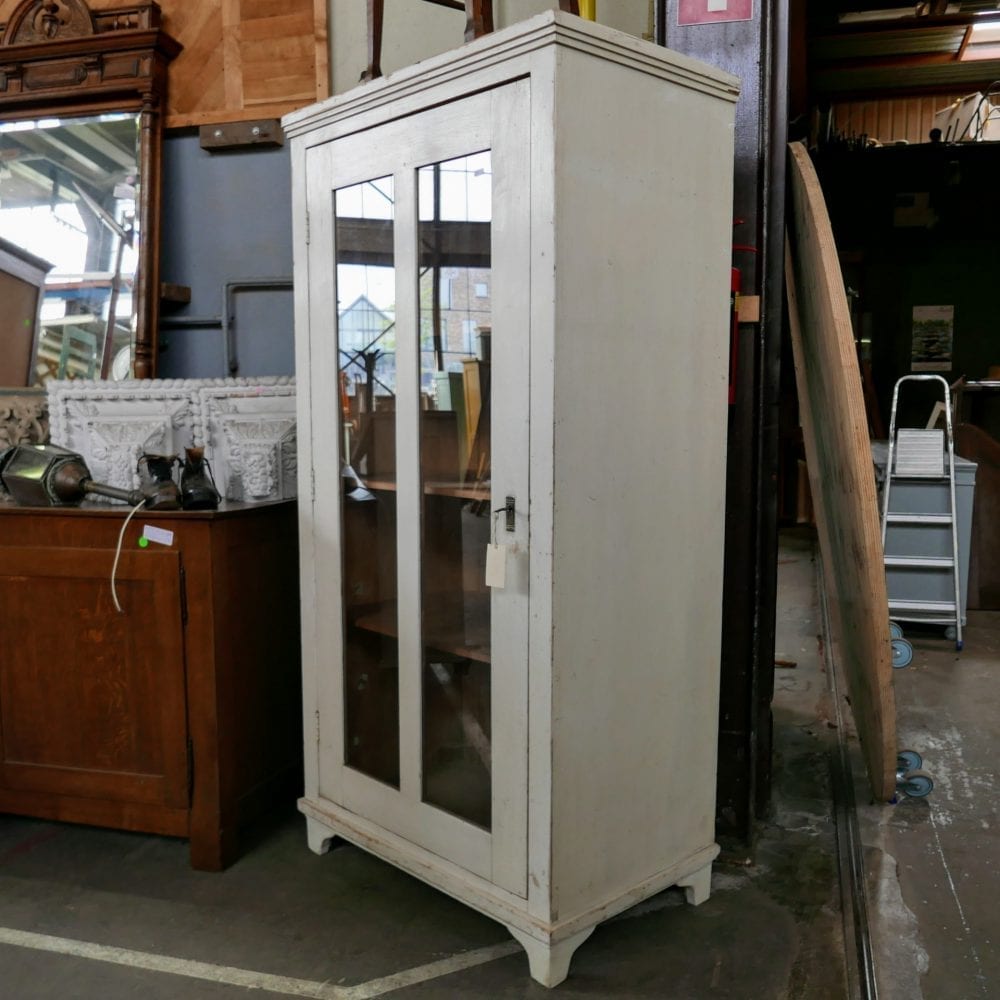 Witte houten vitrinekast