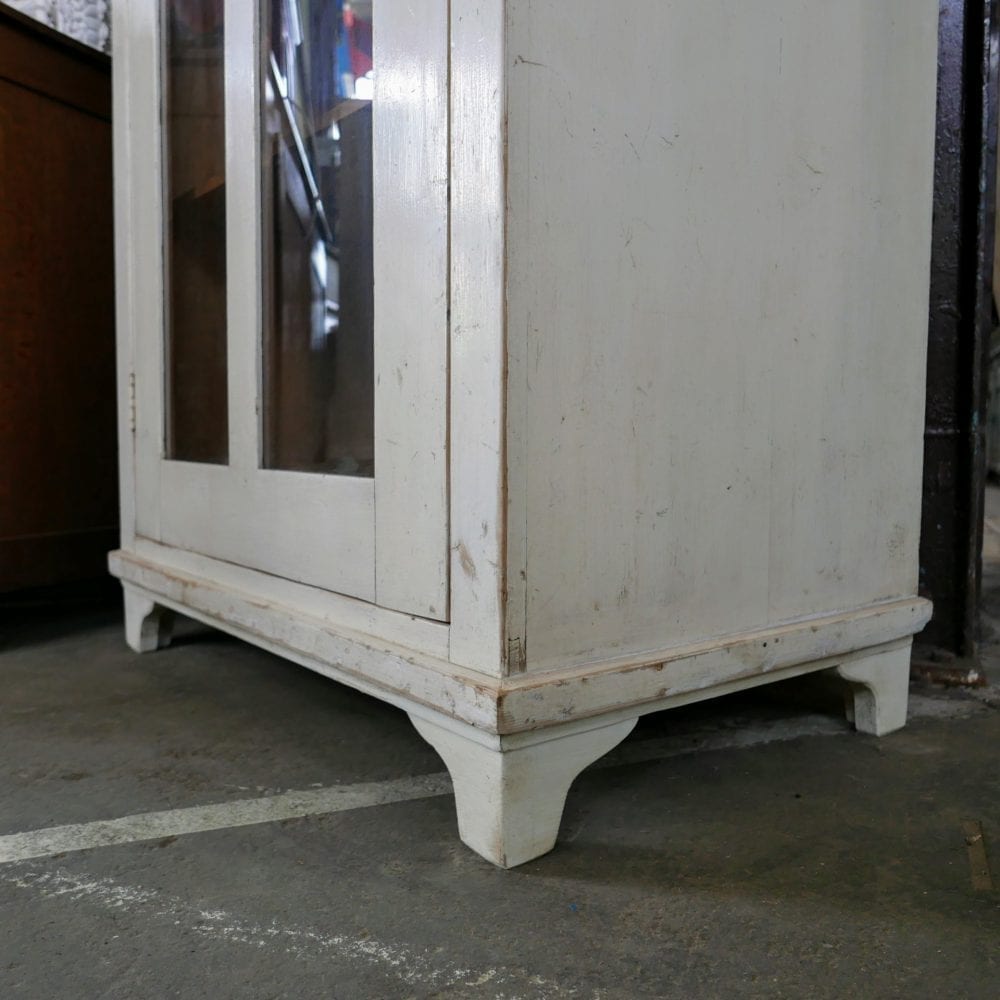 Witte houten vitrinekast