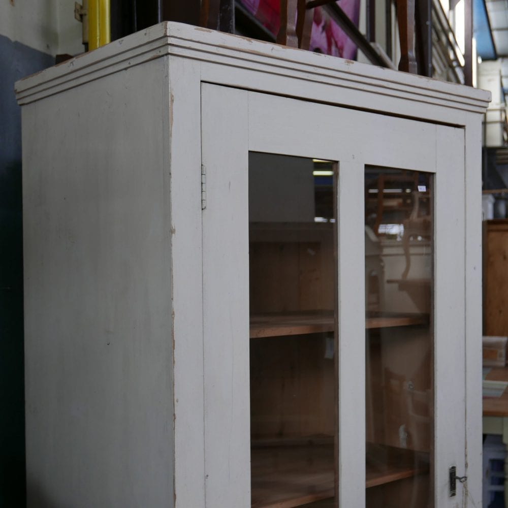 Witte houten vitrinekast