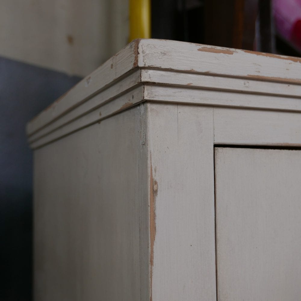 Witte houten vitrinekast