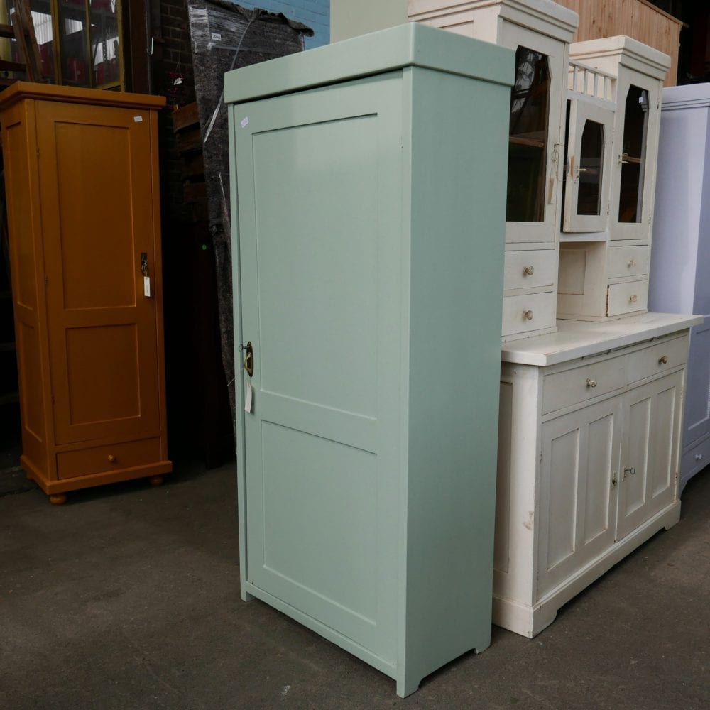 Mint-blauwe linnenkast