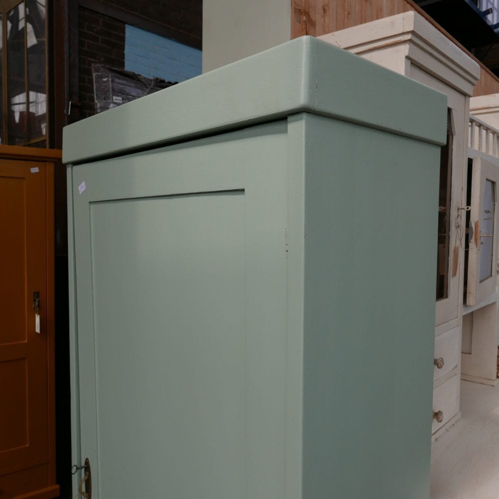 Mint-blauwe linnenkast