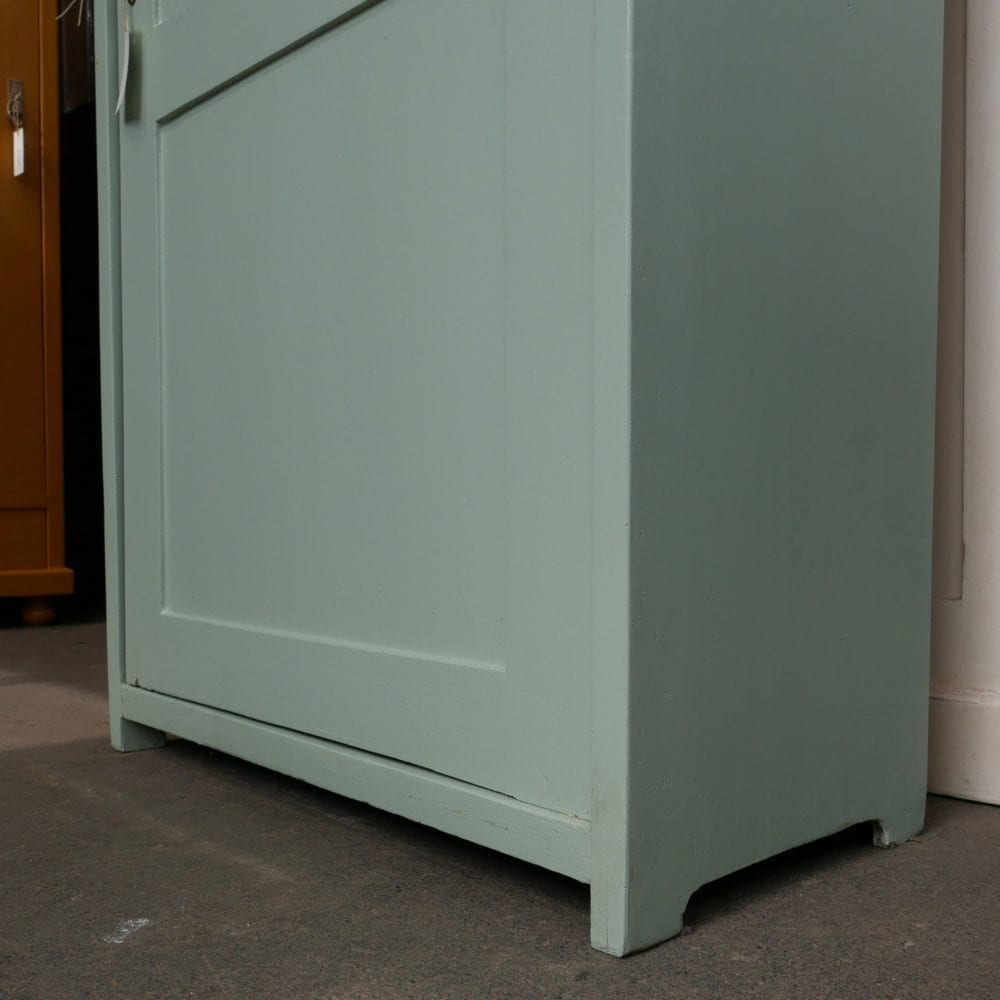 Mint-blauwe linnenkast