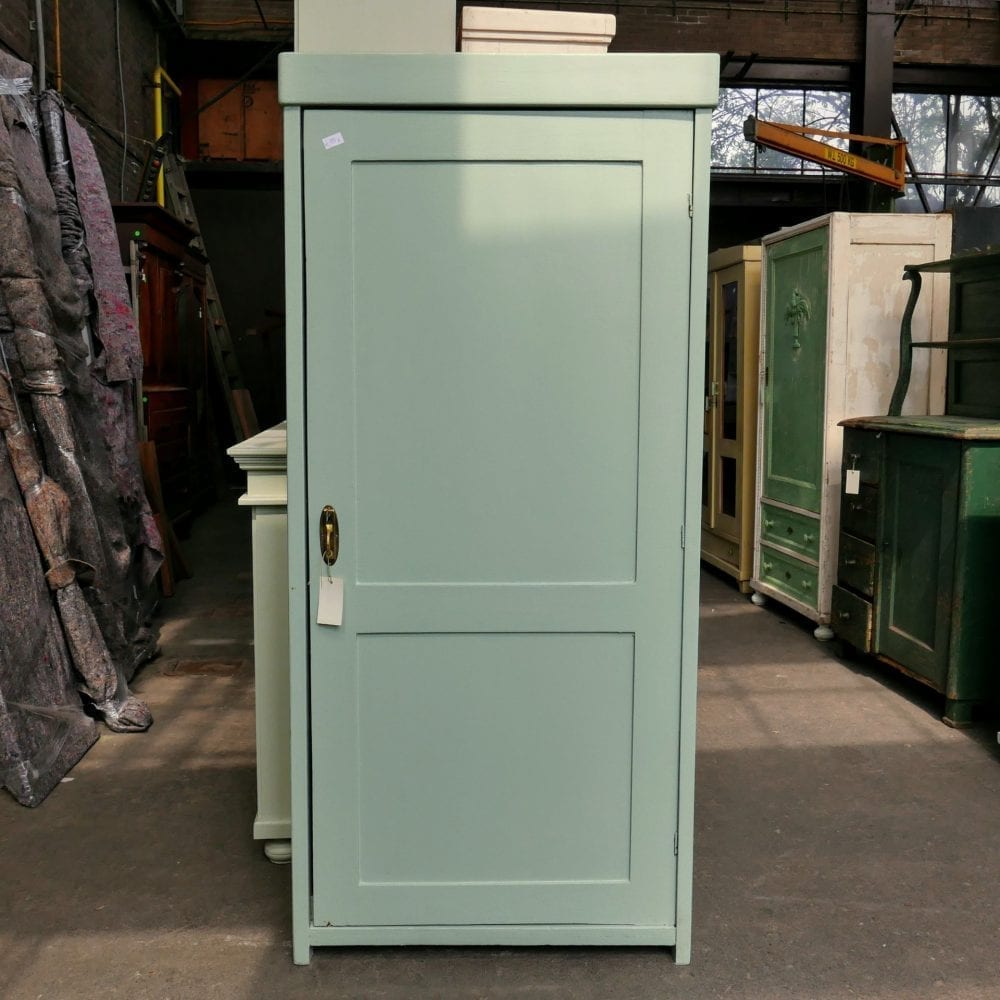 Mint-blauwe linnenkast