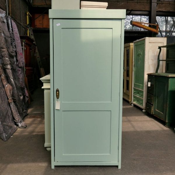 Mint-blauwe linnenkast