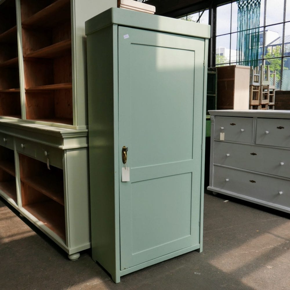 Mint-blauwe linnenkast