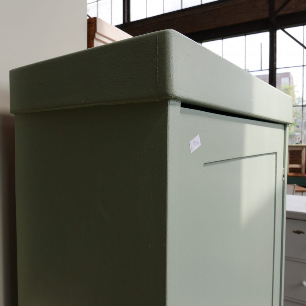 Mint-blauwe linnenkast