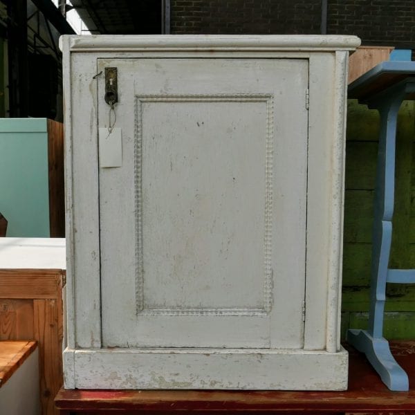 Wit houten kastje