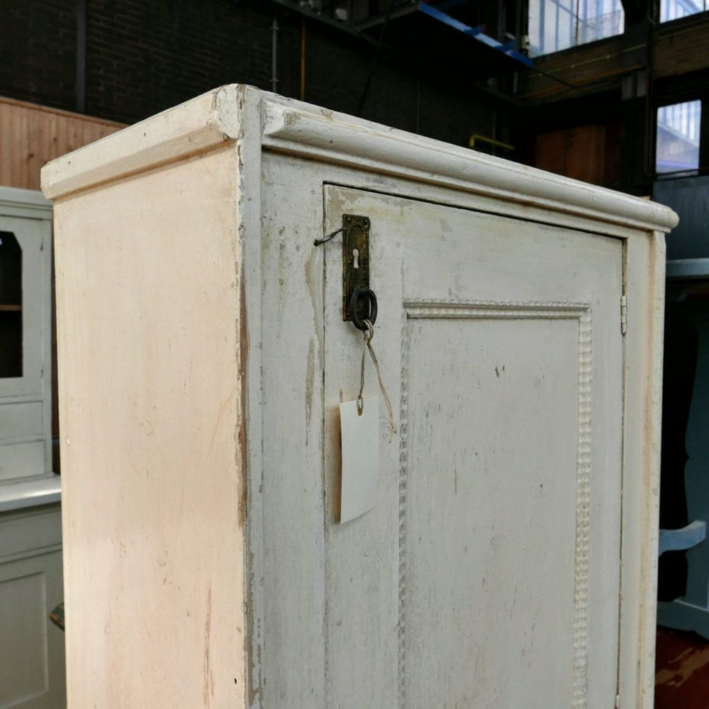Wit houten kastje