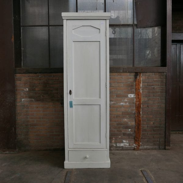 Witte hoge linnenkast