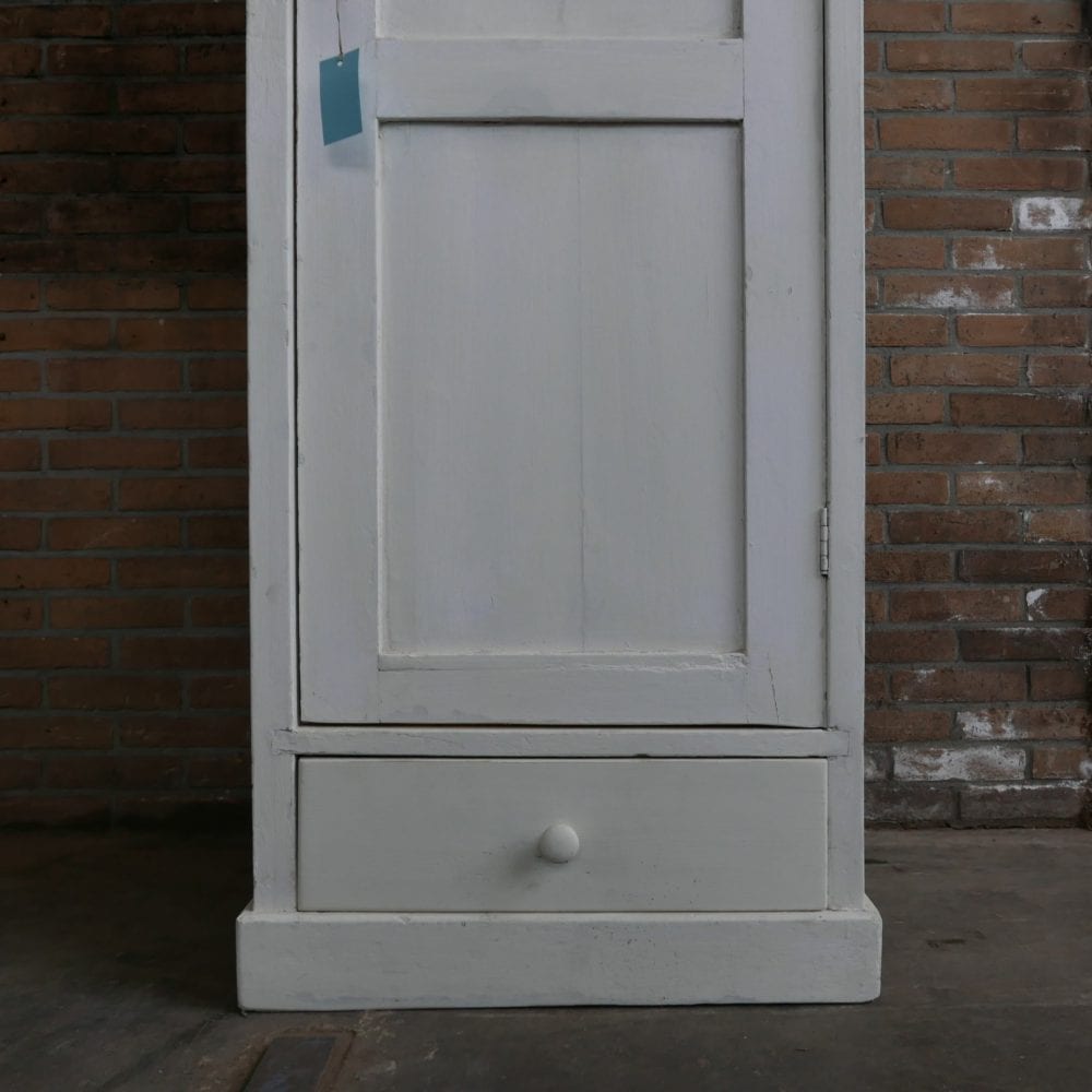 Witte hoge linnenkast