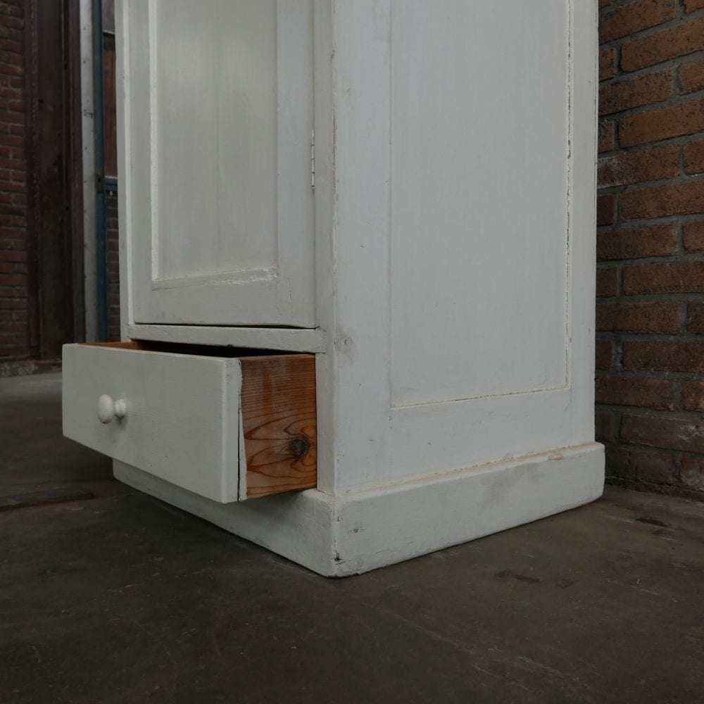 Witte hoge linnenkast