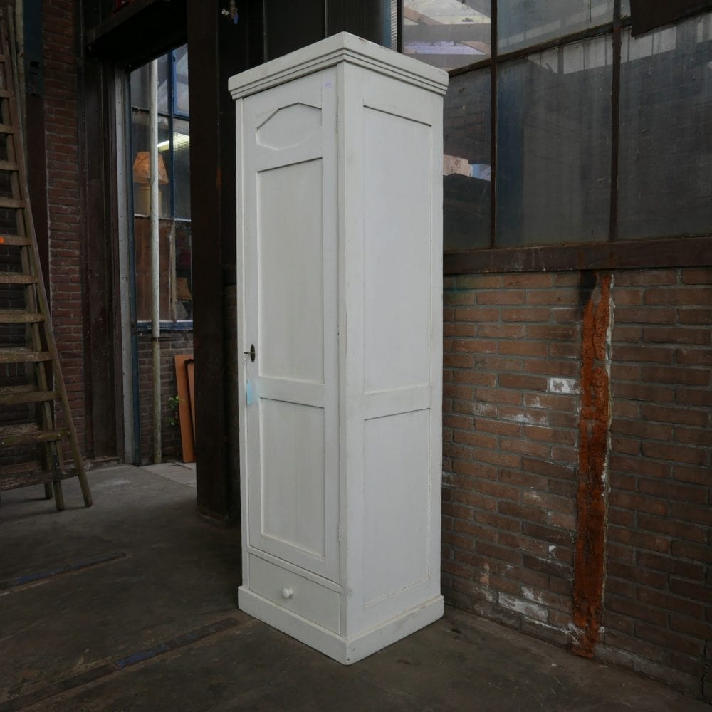 Witte hoge linnenkast