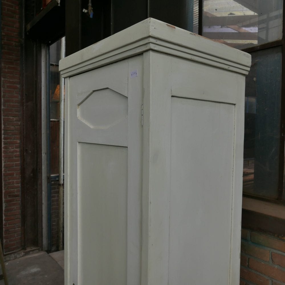 Witte hoge linnenkast