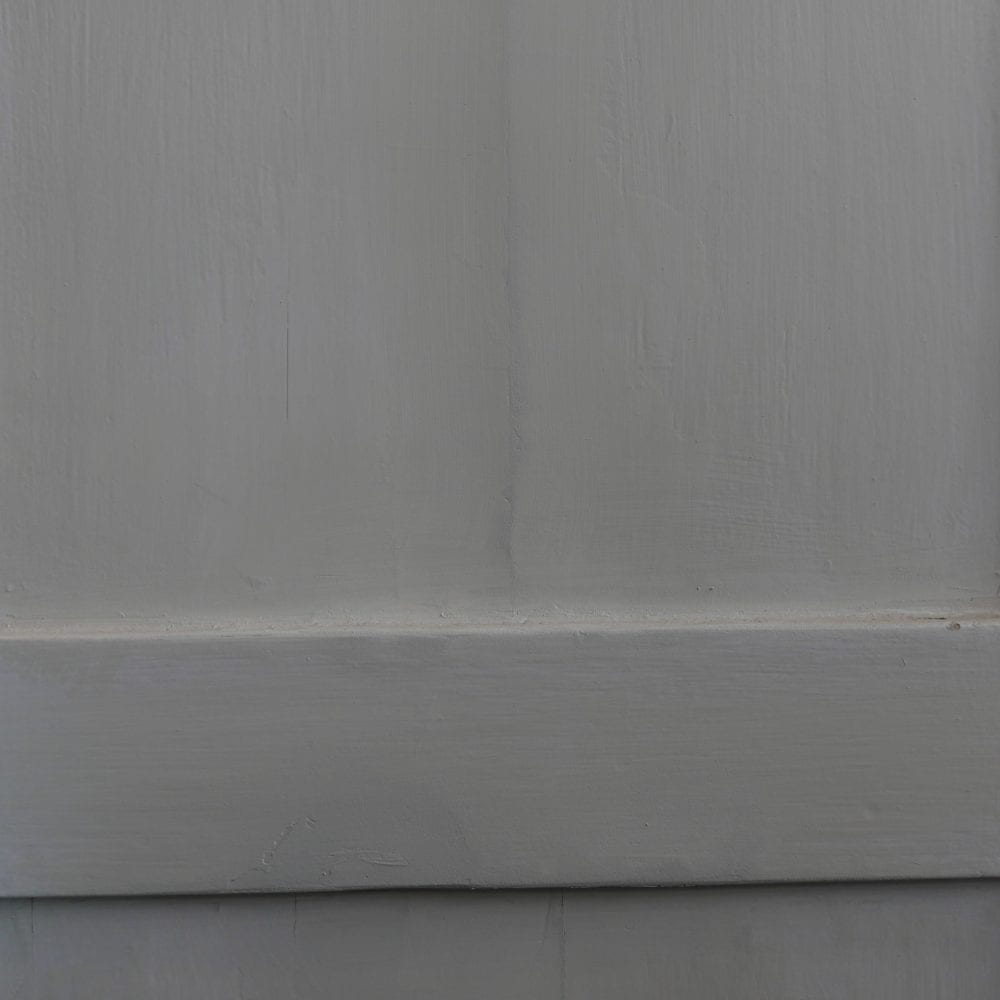 Witte hoge linnenkast