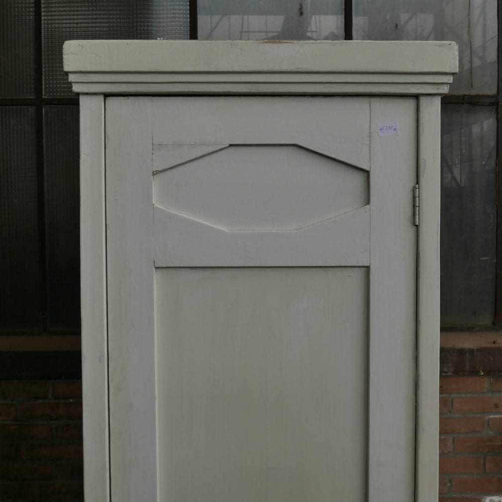 Witte hoge linnenkast