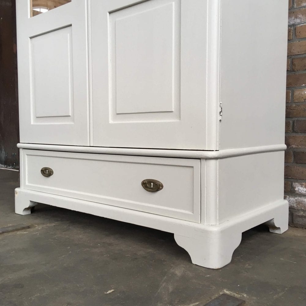 witte houten vitrinekast