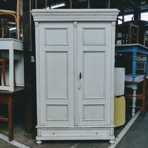 Brocante witte linnenkast